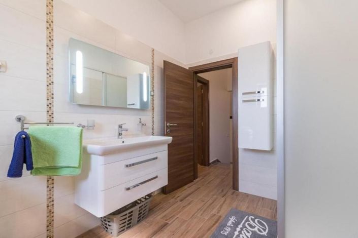 Image No.10-7 Bed Property for sale