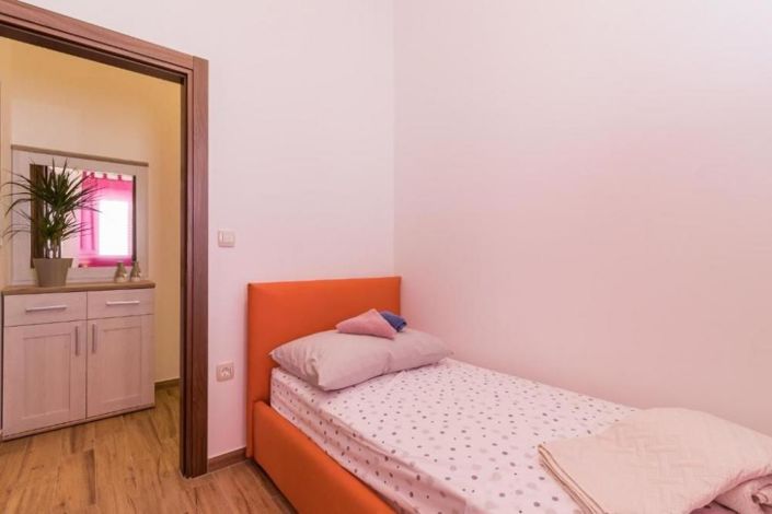 Image No.22-7 Bed Property for sale