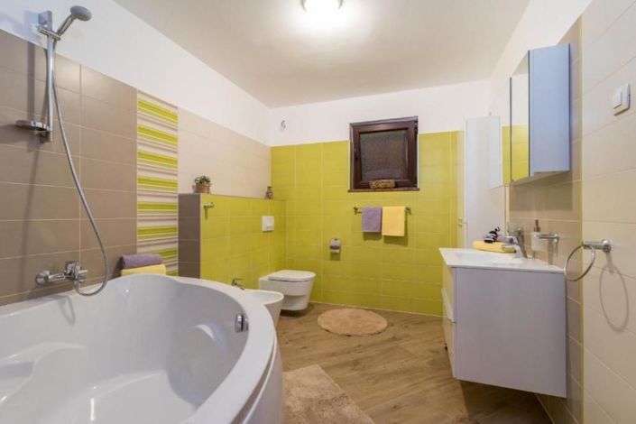 Image No.25-7 Bed Property for sale