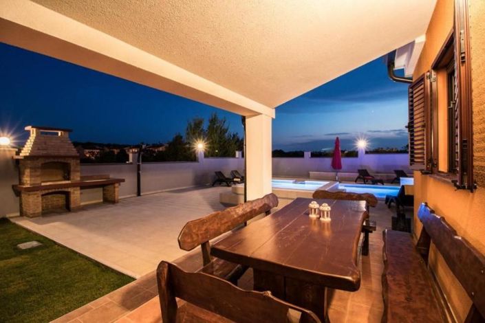 Image No.6-7 Bed Property for sale