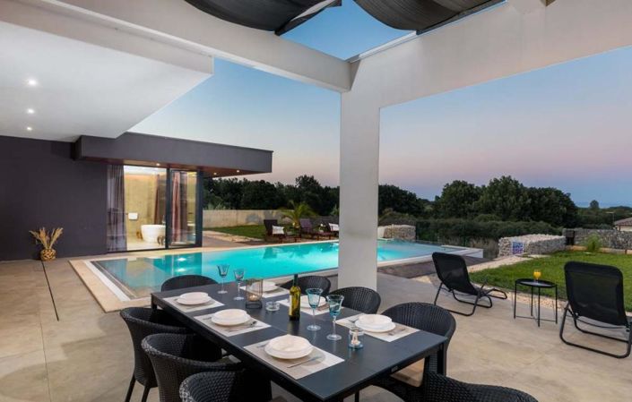 Image No.4-4 Bed Property for sale