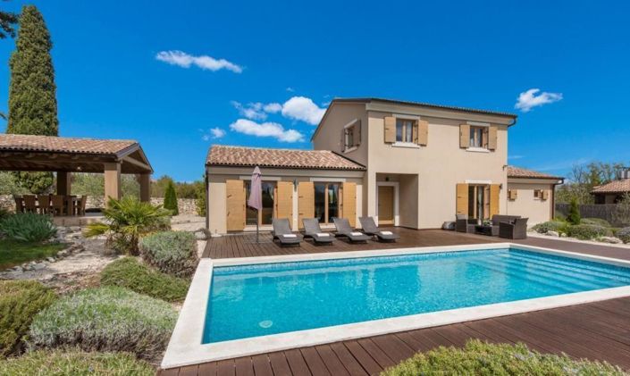 Image No.12-28 Bed Property for sale