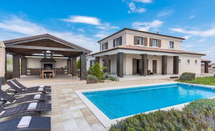 Image No.19-28 Bed Property for sale