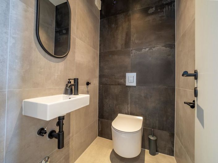 Image No.10-3 Bed Property for sale