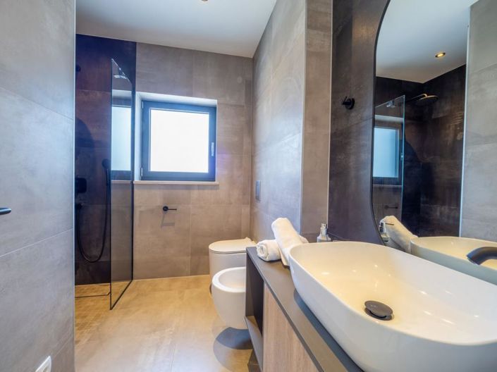 Image No.8-3 Bed Property for sale