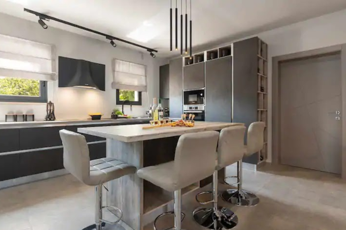 Image No.12-4 Bed Property for sale