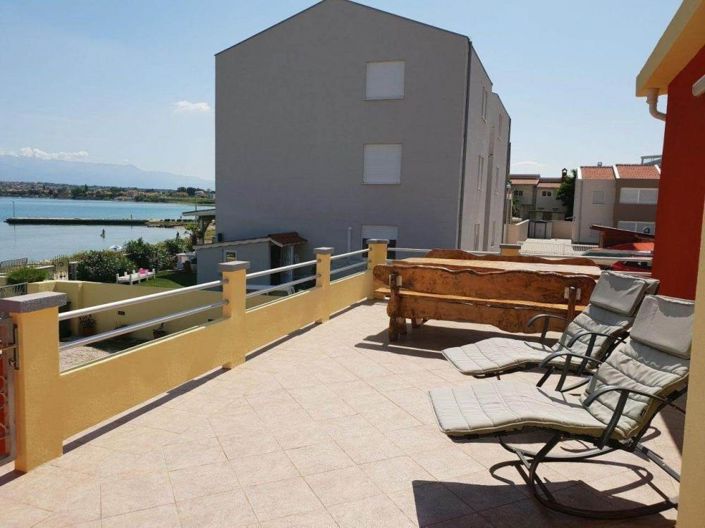 Image No.17-6 Bed Property for sale