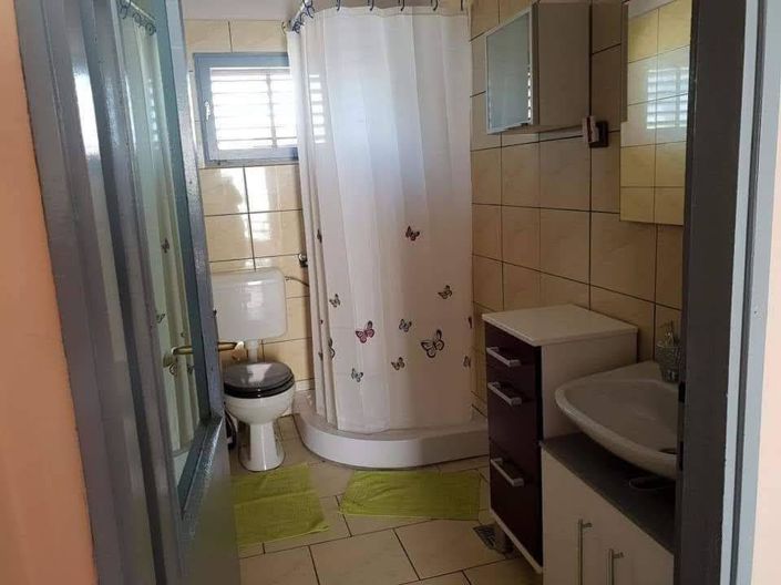 Image No.18-6 Bed Property for sale