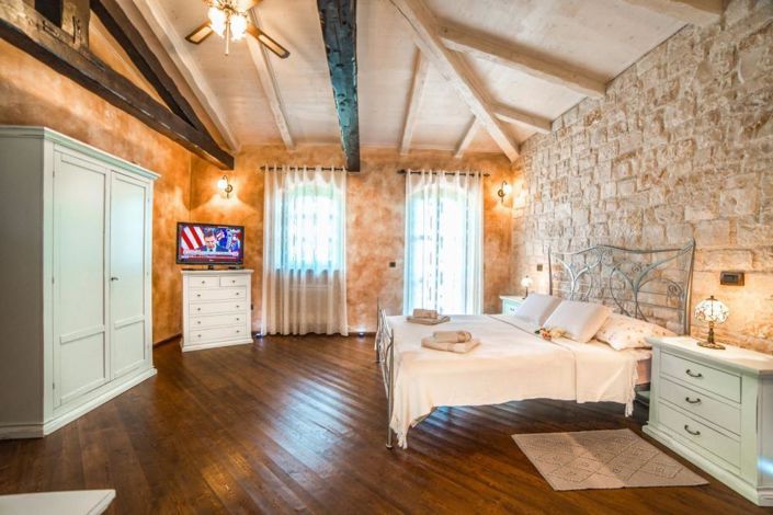 Image No.20-4 Bed Property for sale