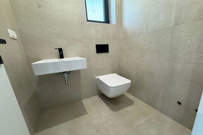 Image No.24-4 Bed Property for sale