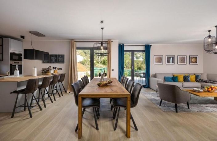 Image No.11-3 Bed Property for sale