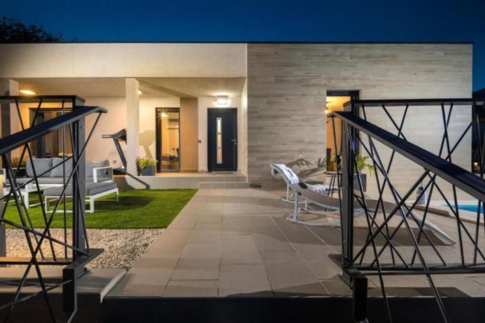 Image No.3-3 Bed Property for sale