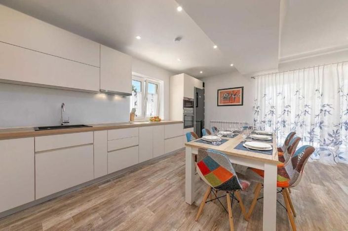 Image No.17-6 Bed Property for sale