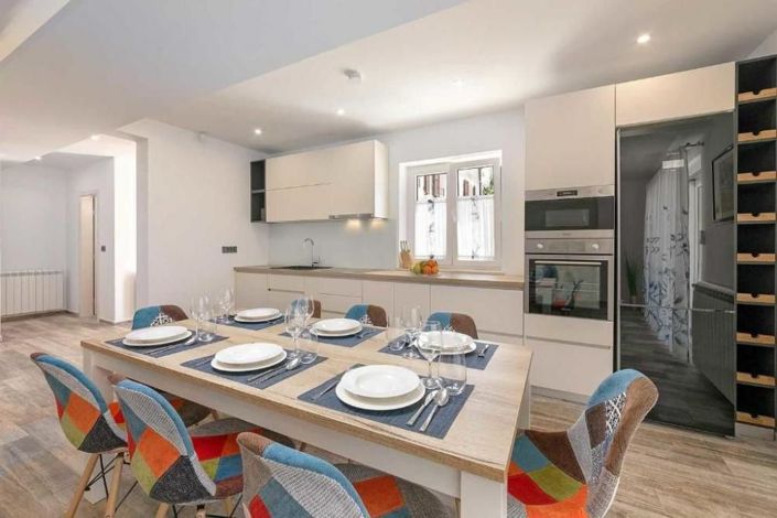 Image No.18-6 Bed Property for sale