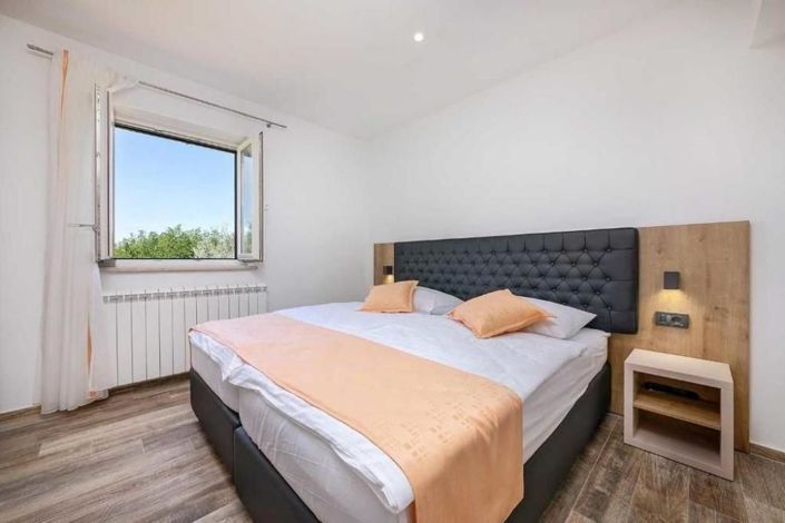 Image No.20-6 Bed Property for sale