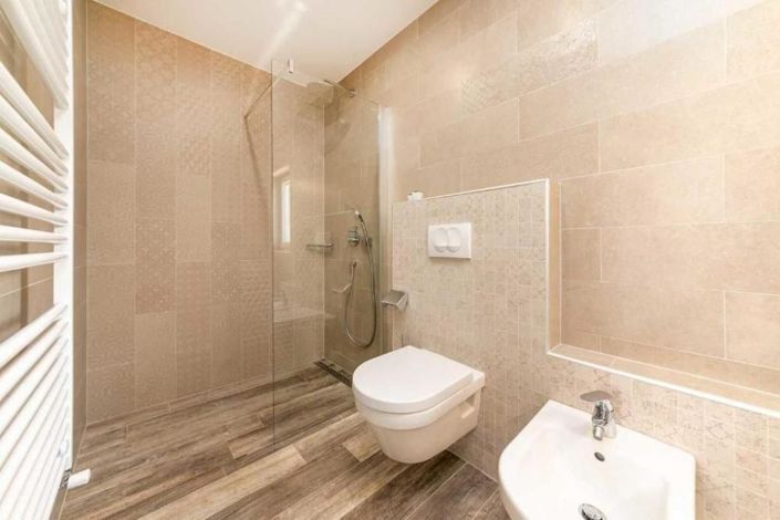 Image No.21-6 Bed Property for sale