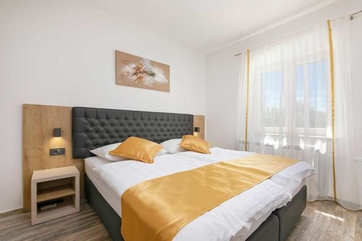 Image No.24-6 Bed Property for sale