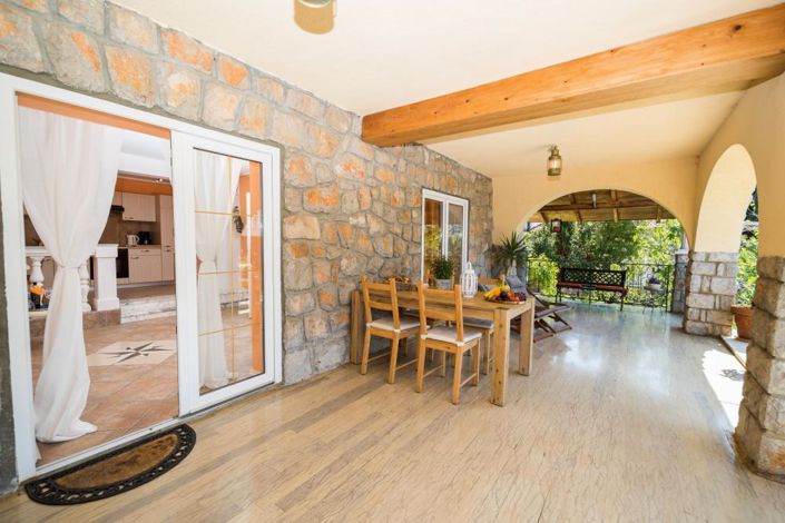 Image No.17-9 Bed Property for sale