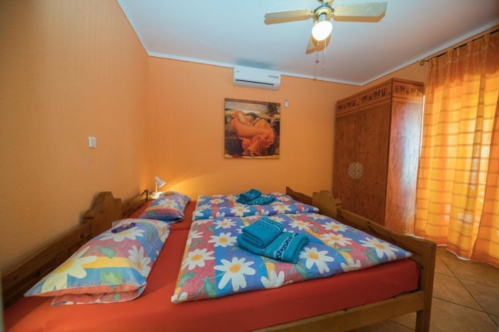 Image No.20-9 Bed Property for sale