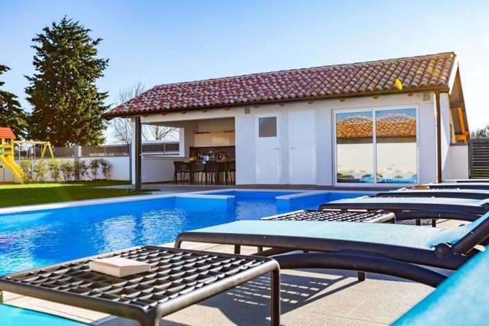 Image No.12-6 Bed Property for sale