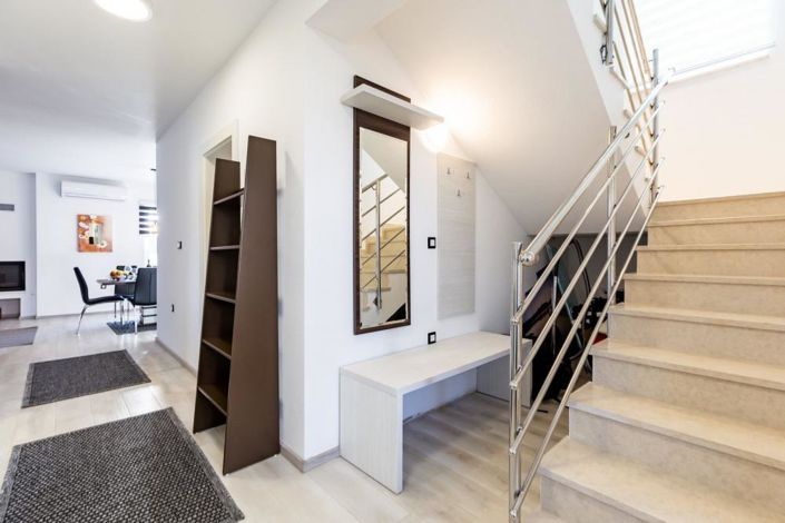 Image No.17-6 Bed Property for sale