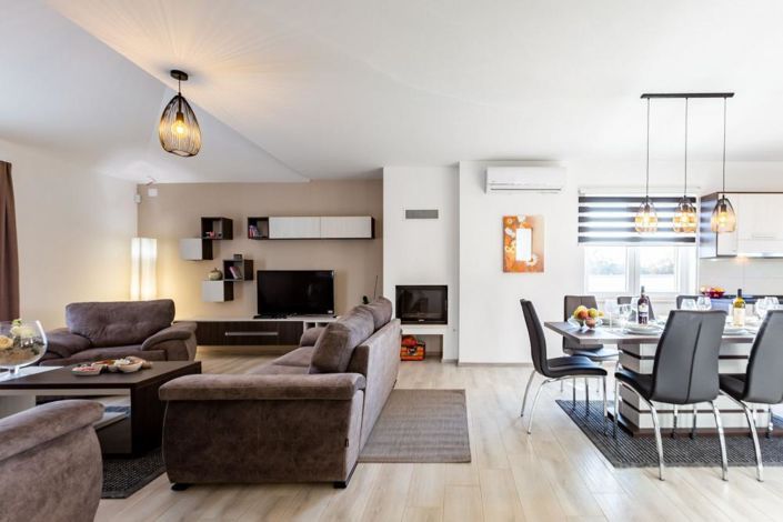 Image No.18-6 Bed Property for sale