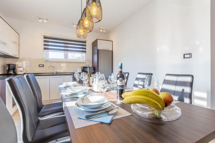 Image No.19-6 Bed Property for sale