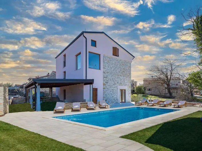 Image No.1-4 Bed Property for sale