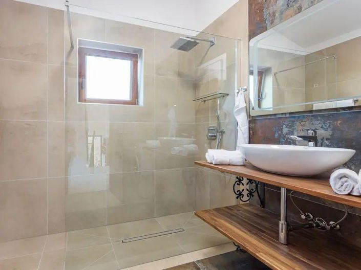 Image No.19-4 Bed Property for sale