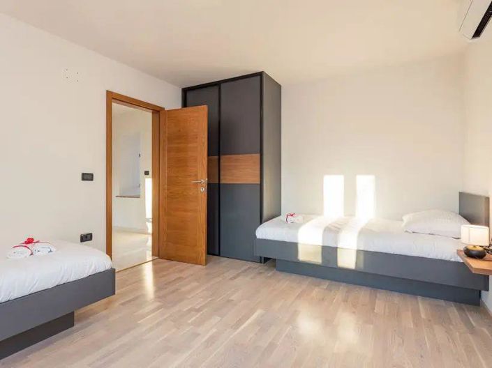 Image No.22-4 Bed Property for sale