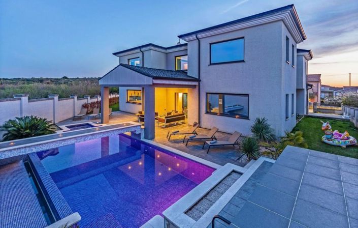Image No.1-4 Bed Property for sale