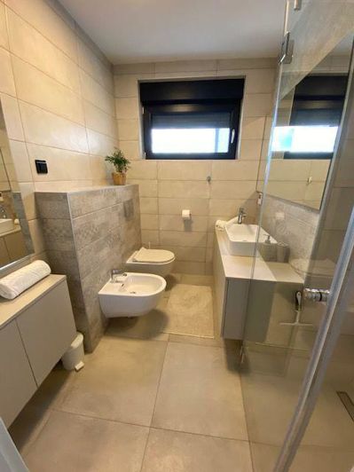 Image No.20-4 Bed Property for sale