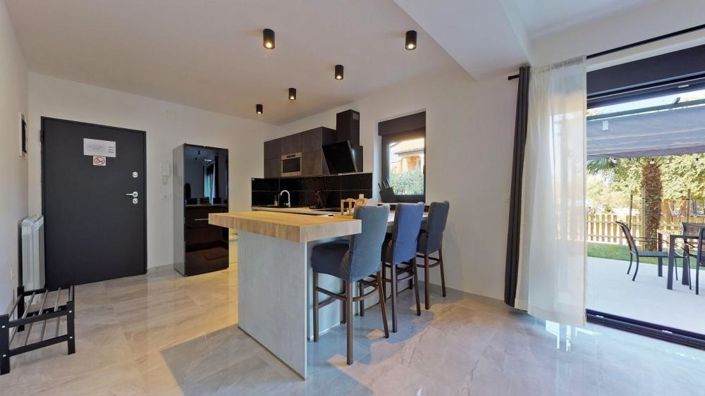 Image No.10-10 Bed Property for sale