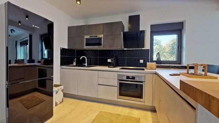 Image No.11-10 Bed Property for sale