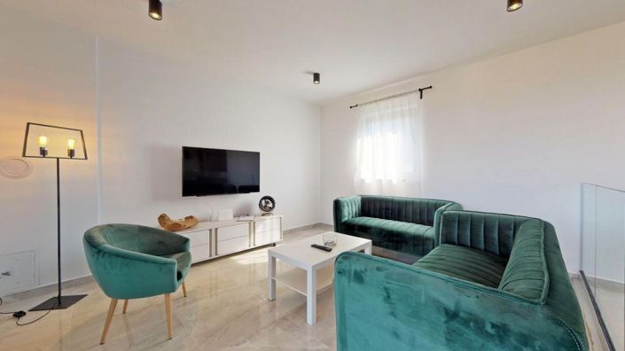 Image No.17-10 Bed Property for sale