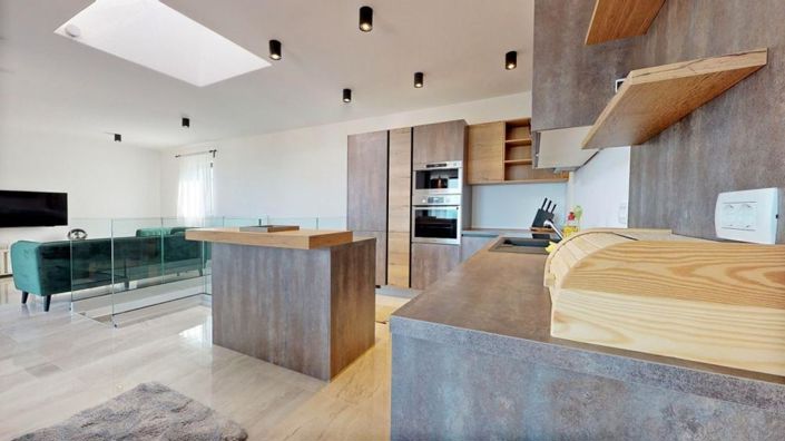 Image No.22-10 Bed Property for sale