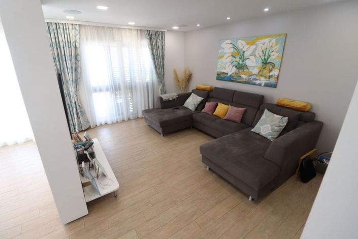 Image No.12-4 Bed Property for sale