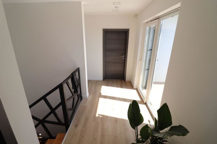 Image No.18-4 Bed Property for sale