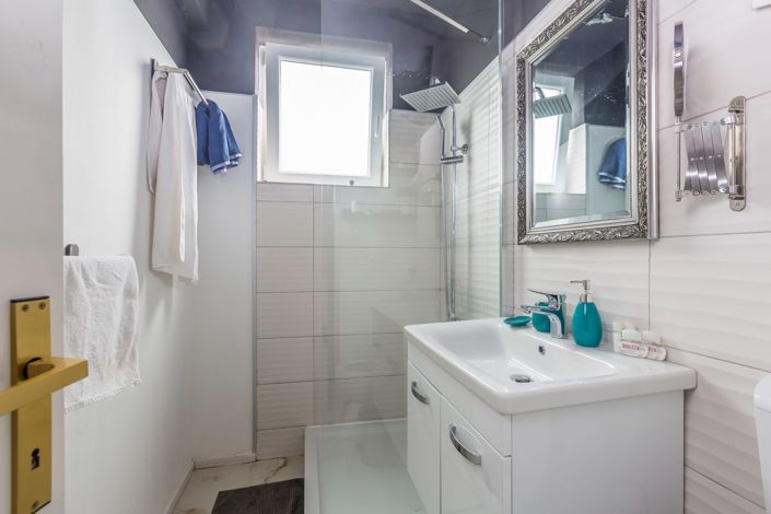 Image No.11-12 Bed Property for sale