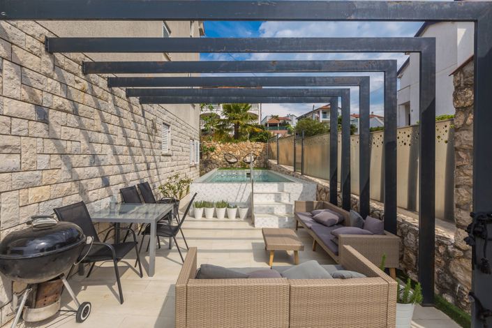 Image No.6-12 Bed Property for sale