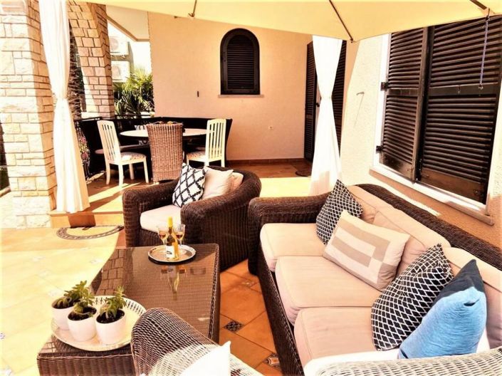 Image No.18-8 Bed Property for sale