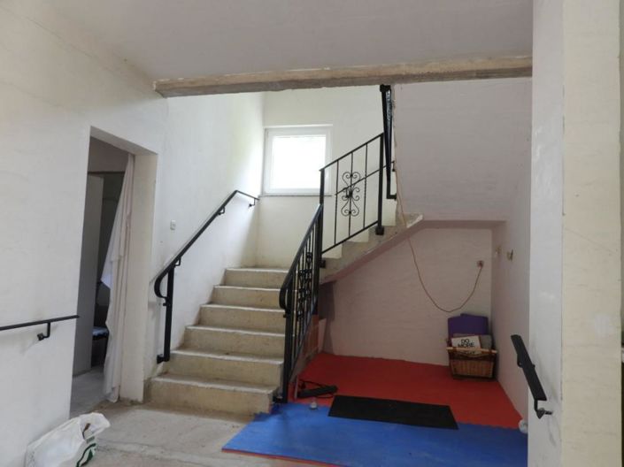 Image No.20-8 Bed Property for sale