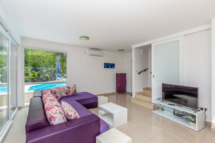 Image No.10-6 Bed Property for sale