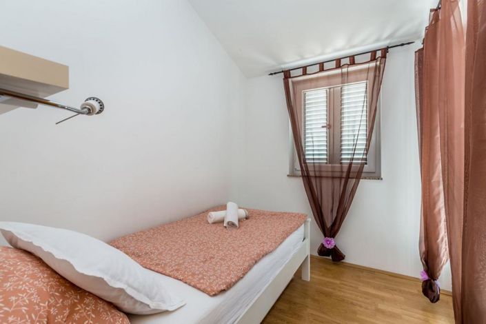 Image No.13-6 Bed Property for sale