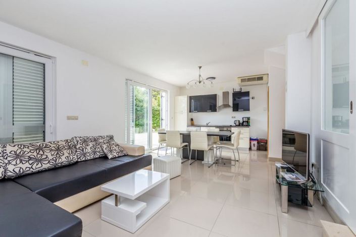 Image No.15-6 Bed Property for sale