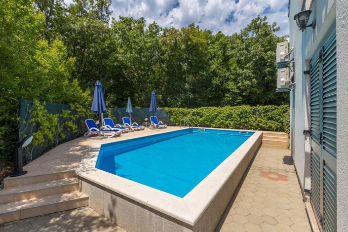 Image No.5-6 Bed Property for sale