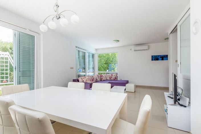 Image No.9-6 Bed Property for sale