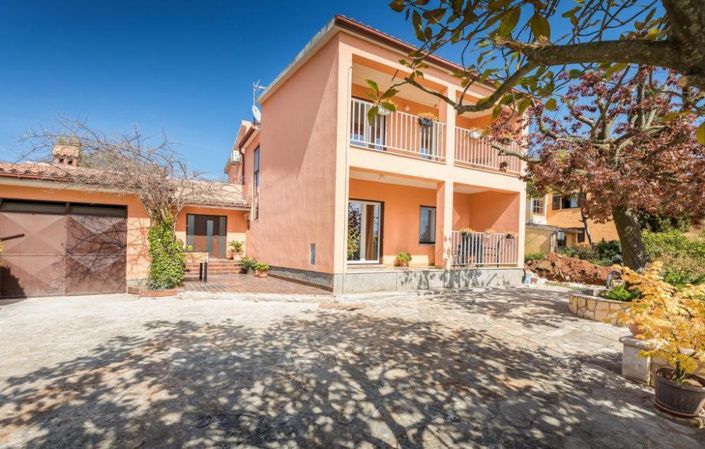 Image No.1-4 Bed Property for sale