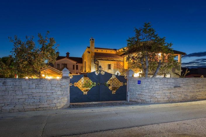Image No.1-5 Bed Property for sale
