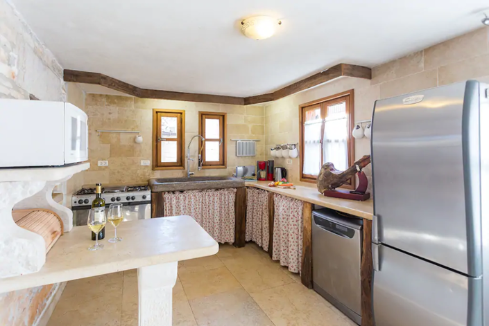 Image No.12-5 Bed Property for sale